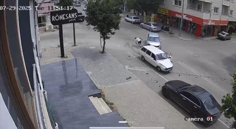 Otomobillerin çarpıştığı kazada açılan kapıdan düşen sürücü yaralandı