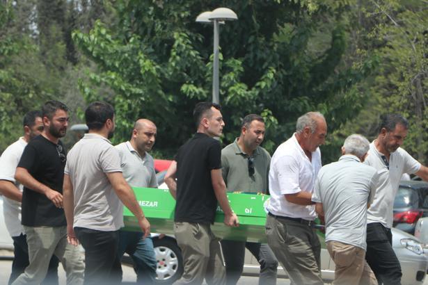 İnfaz koruma memurunun öldürdüğü eşi ve kızı toprağa verildi