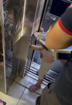 Batman’da asansöre kolu sıkışan çocuk 1 saatte kurtarıldı