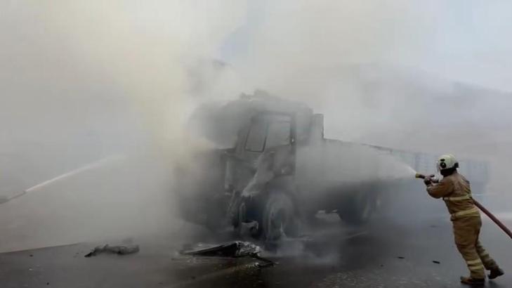 Şırnak’ta seyir halindeki kamyon alev alarak yandı