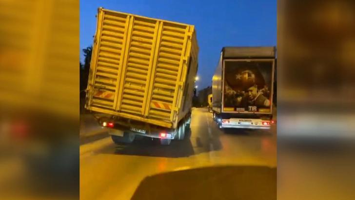 Kamyonun, kasası sağa eğimli şekilde trafikte ilerlediği anlar kamerada