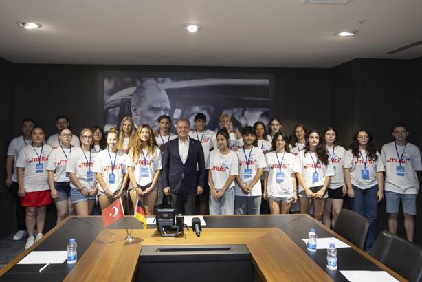 Başkan Seçer, Almanya’dan gelen öğrencilerle bir araya geldi