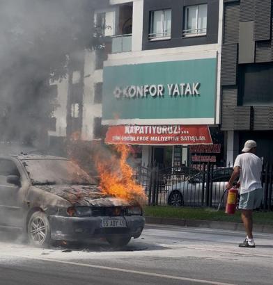 Sürücünün otomobilindeki yangına müdahalesi kamerada