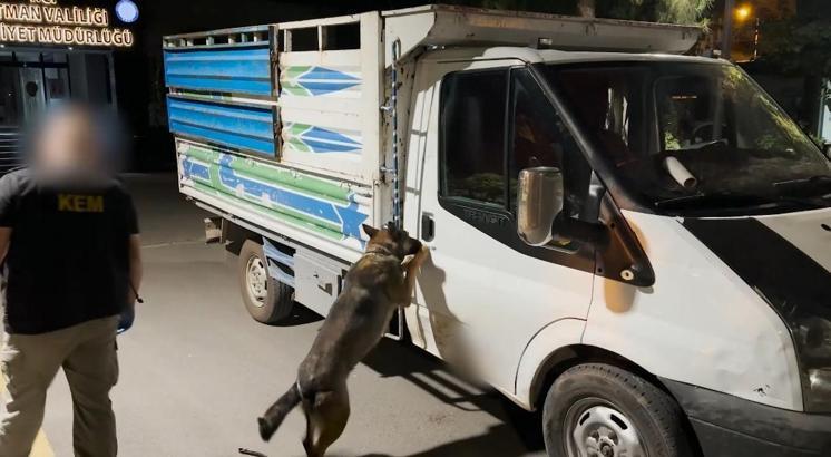 Kamyonetteki uyuşturucuyu 'Mailo' buldu