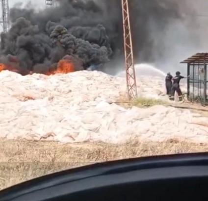 Diyarbakır’da atık deposundaki plastik malzemeler yandı