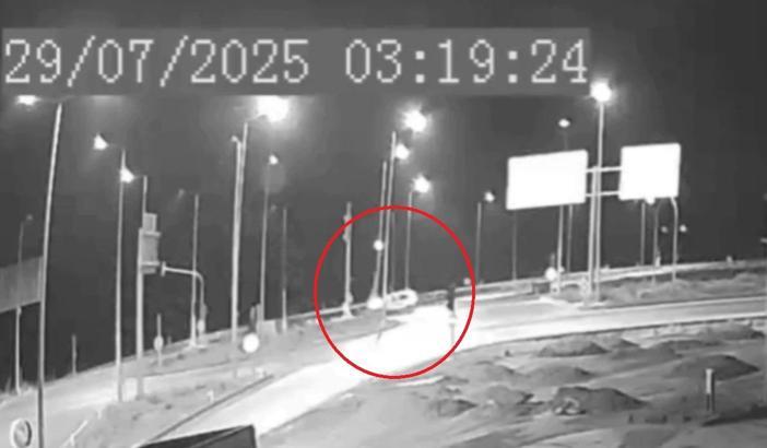 Kayseri'de hafif ticari aracın elektrik direğine çarptığı kaza kamerada: 7 yaralı (2)