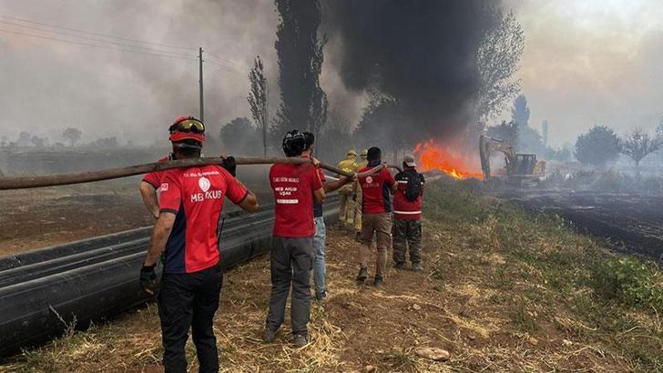 MEB AKUB ekipleri, orman yangınlarında söndürme çalışmalarına destek verdi