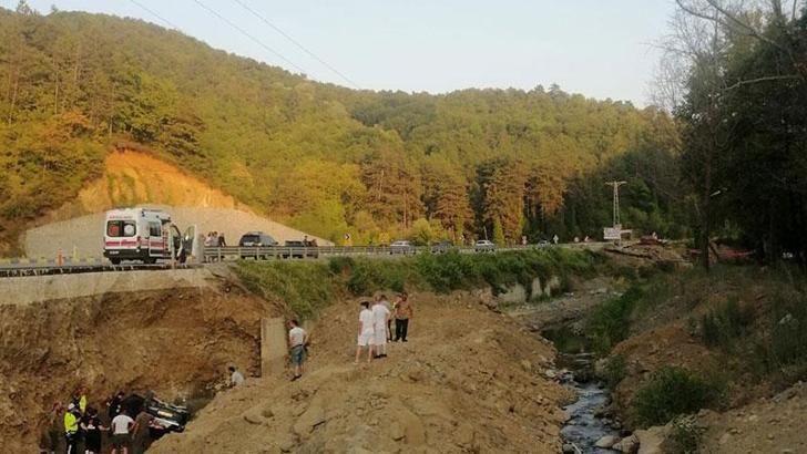 Dereye devrilen otomobildeki baba ve oğlu öldü