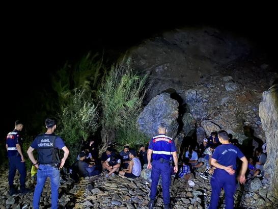 Marmaris’te 22 kaçak göçmen ile 3 organizatör yakalandı