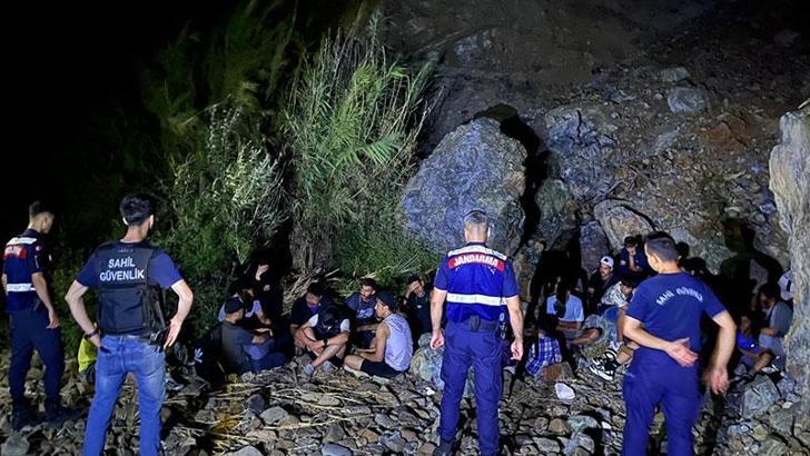 Marmaris’te 22 kaçak göçmen ile 3 organizatör yakalandı
