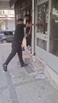 İstanbul - Bağcılar'da kaybolan telefonunu sinyalinden takip ederek buldu; iş yerinin camını kırarak telefonu aldı