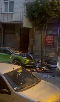 İstanbul - Güngören’de evdeki eşyaları pencereden attı; 2 otomobil zarar gördü