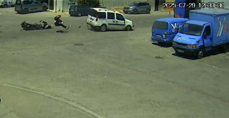 Hafif ticari araçla çarpışan motosikletin 17 yaşındaki sürücüsü öldü