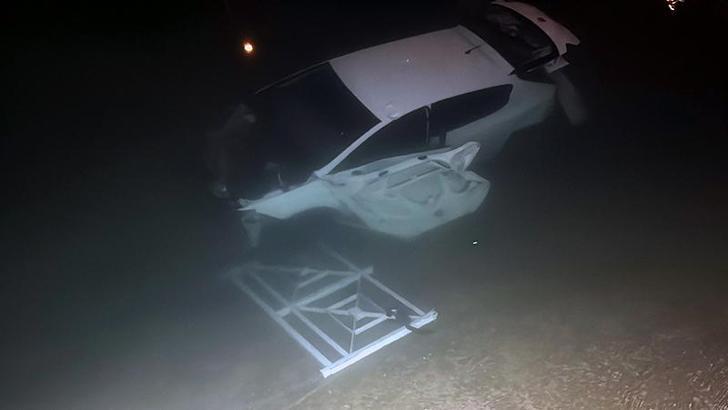 Otomobil sulama kanalına uçtu: 3 yaralı