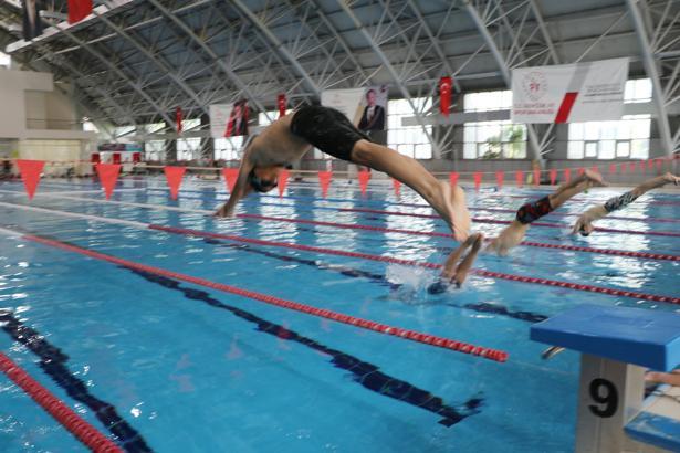 Van'da 8 bin öğrenci, olimpik havuzlarda yüzme öğreniyor