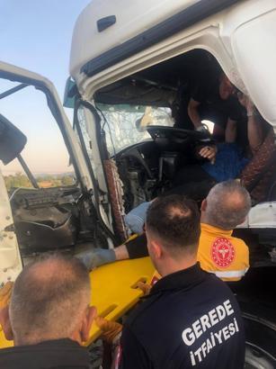 TIR’a çarparak araçta sıkışan kamyon sürücüsünü itfaiye kurtardı