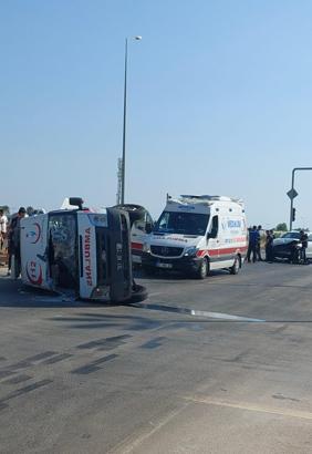 Ambulans kaza yaptı: 3 yaralı