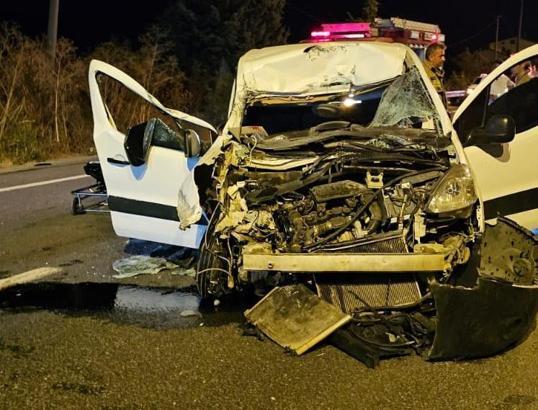 Hafif ticari araç, TIR'a çarptı; 1'i ağır, 2 yaralı