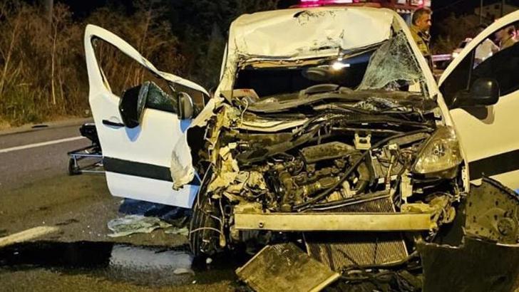 Hafif ticari araç, TIR'a çarptı; 1'i ağır, 2 yaralı