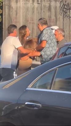 İstanbul - Şişli'de kadın sürücülerin trafikteki yol verme kavgasını erkekler ayırdı