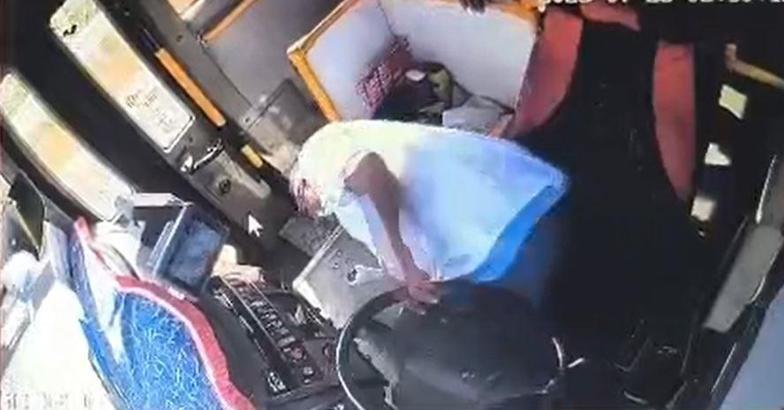 Otobüs şoförü kalp krizi geçirdi, kazayı yolcu önledi