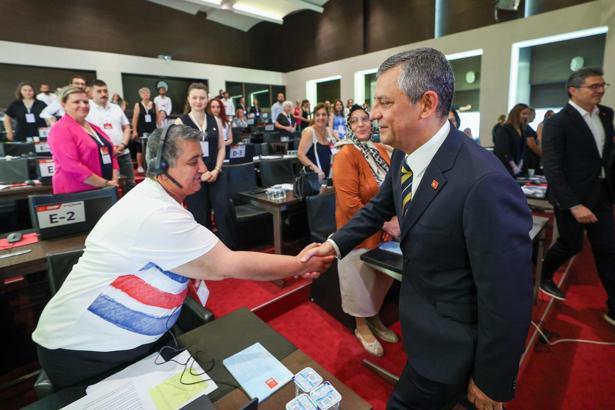 Özgür Özel, çağrı merkezi gönüllülerini ziyaret etti