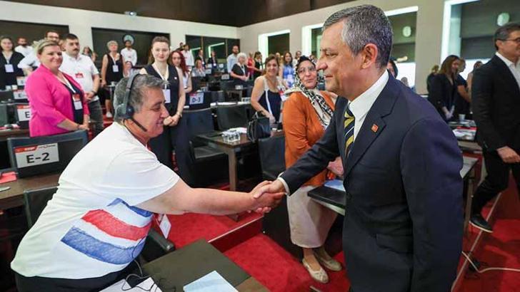 Özgür Özel, çağrı merkezi gönüllülerini ziyaret etti