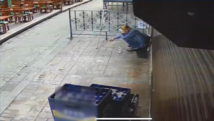 İstanbul - Taksim’de restoranın önünden içki çalan şüpheli kamerada