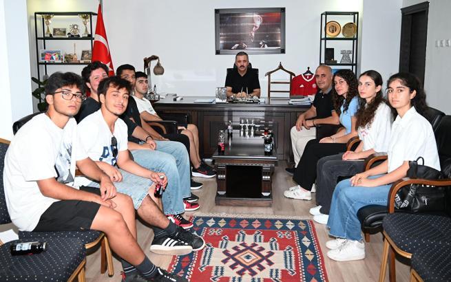 Sınavda derece yapan öğrencilerden protokole ziyaret