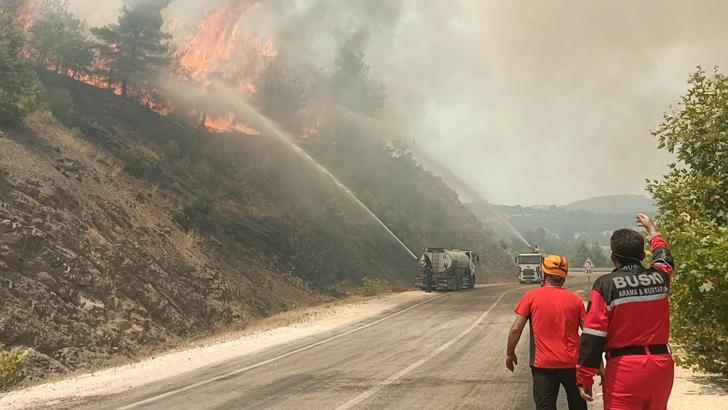 Bursa’da yanan ormanlar dronla görüntülendi; soğutma çalışmaları sürüyor (2)