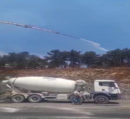 Beton pompasıyla alevlere su sıktılar