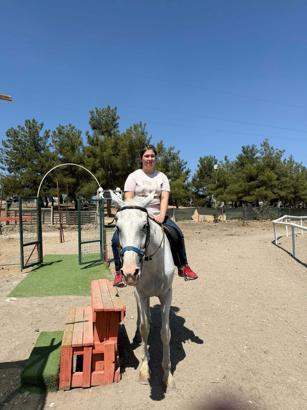 Yunusemre'de özel gereksinimli bireyler at çiftliğini ziyaret etti