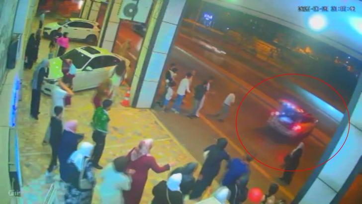 Aniden hareket eden gelin arabası yolu aşıp, metro hattı duvarına çarptı; kaza kamerada