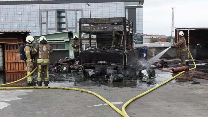 Bayrampaşa'da kamyonette çıkan yangın yanındaki araca sıçradı