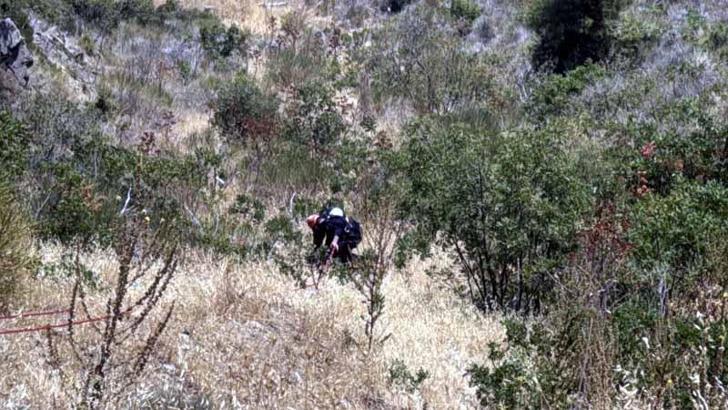 Kayıp olarak aranırken uçurumda yaralı bulundu