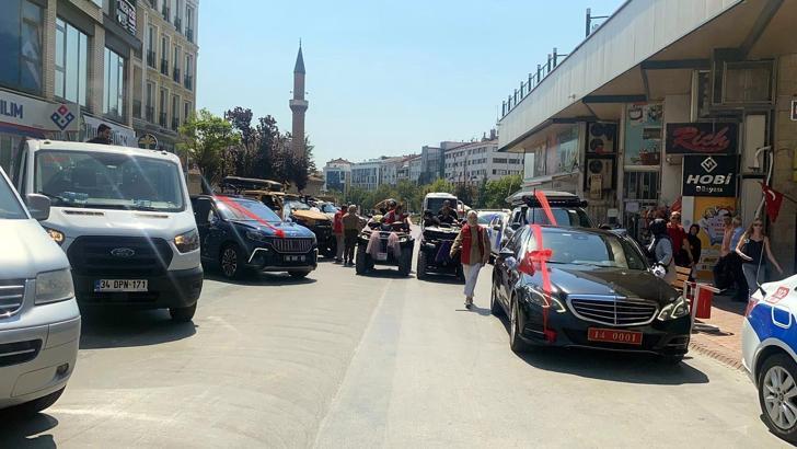 Valinin makam aracı sünnet şöleni için süslendi