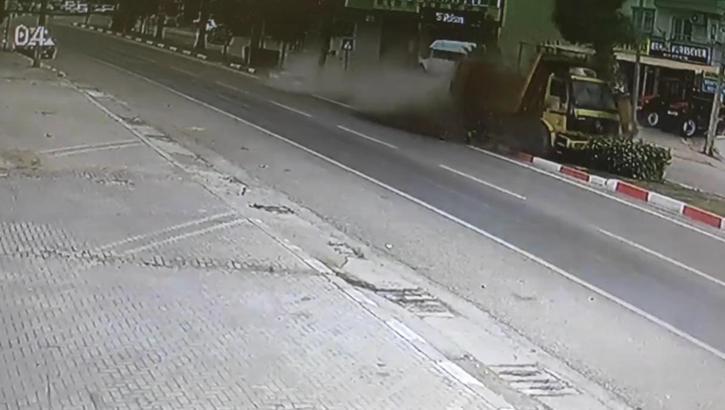 Kamyonun refüjdeki ağaçlara çarpıp devrildiği kaza kamerada