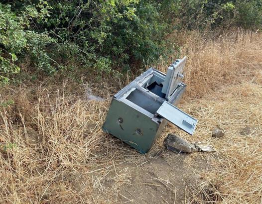 İçindeki takılar imitasyon çıkınca çaldıkları kasayı tarlaya atıp kaçtılar