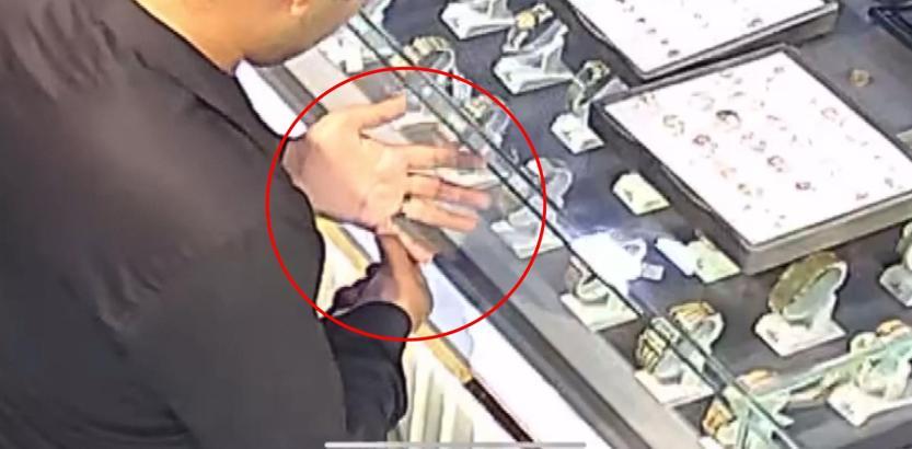 Kuyumcudan yüzük hırsızlığı kamerada