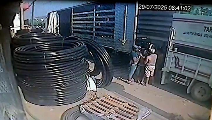 Manevra yapan kamyonet ile TIR’ın arasında sıkışan işçi öldü