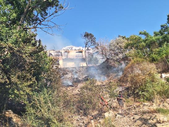 Ankara'da ağaçlık alanda çıkan yangın gecekondulara sıçradı; 4 kişi dumandan etkilendi