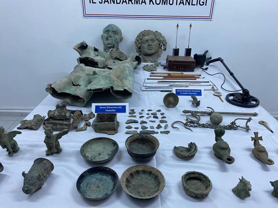 Bayburt’ta 156 adet tarihi eser ele geçirildi; operasyon anı kamerada