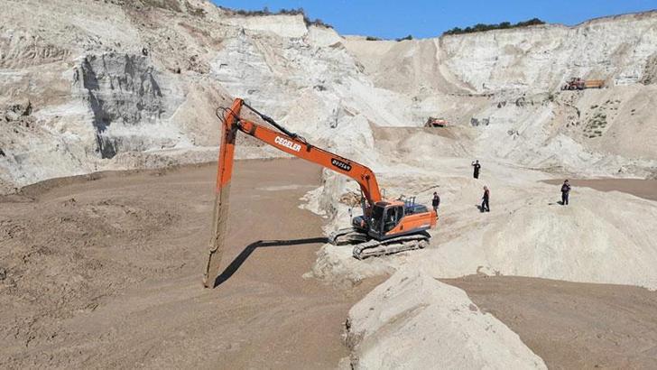 Silivri’de kum ocağındaki göçükte arama çalışmaları ikinci gününde sürüyor