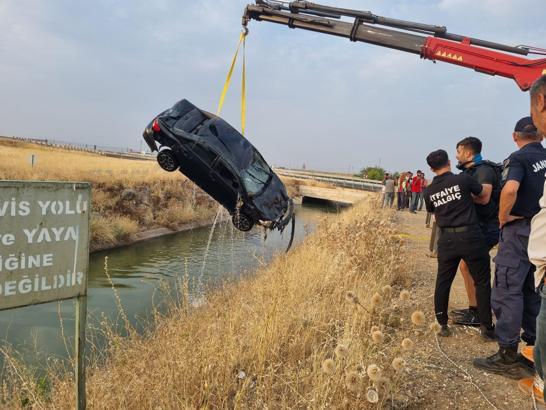 Diyarbakır’da çarpışan otomobillerden biri sulama kanalına düştü