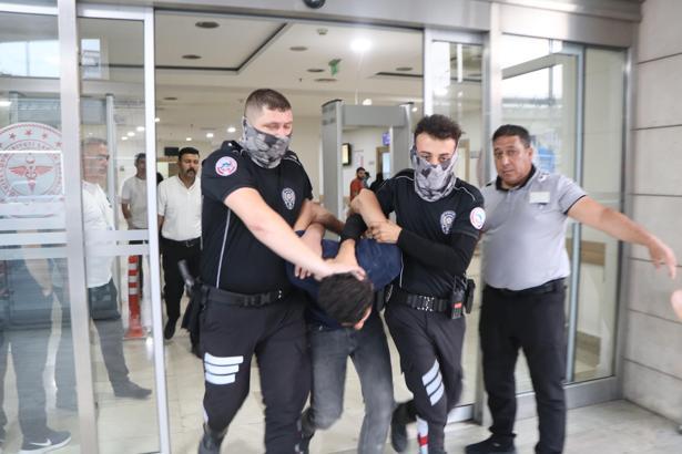 Acil servise girip, doktor ve güvenlik görevlisini bıçakladı; o anlar kamerada