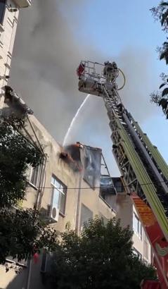 İstanbul - Bayrampaşa’da metruk binanın çatısında çıkan yangın, bitişikteki iki binaya sıçradı