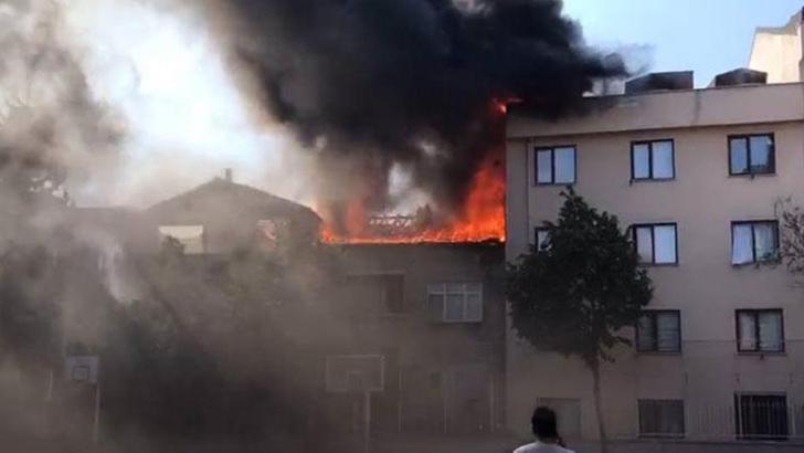 Bayrampaşa’da metruk binanın çatısında çıkan yangın, bitişikteki iki binaya sıçradı