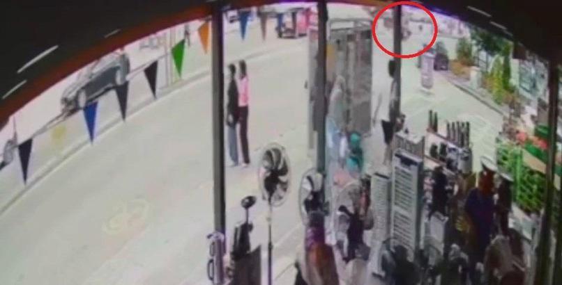 Motosikletin yayaya ardından otomobile çarptığı kaza kamerada: 1 ölü, 2 yaralı