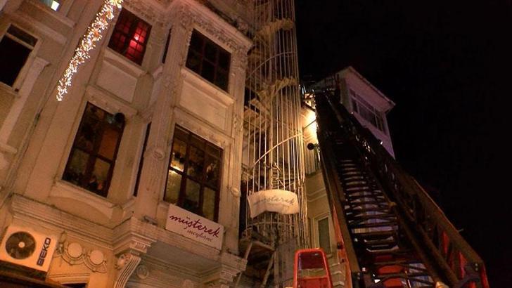 Beyoğlu'nda eğlence mekanının çatısında çıkan yangın söndürüldü