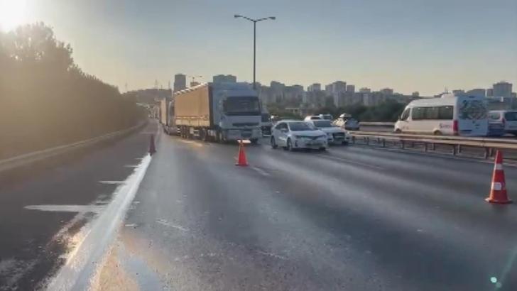 İstanbul - Başakşehir TEM Otoyolu'nda kamyonet devrildi; trafik yoğunluğu oluştu -1